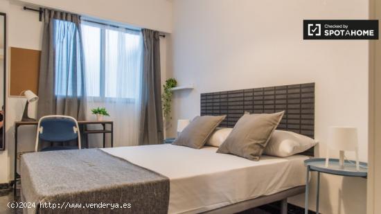 Elegante habitación en alquiler en el apartamento de 6 dormitorios en L'Eixample - VALENCIA