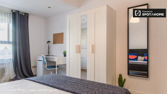 Bonita habitación en alquiler en apartamento de 6 dormitorios en L'Eixample - VALENCIA