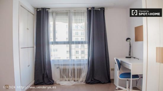 Bonita habitación en alquiler en apartamento de 6 dormitorios en L'Eixample - VALENCIA