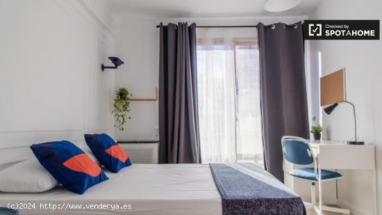 Habitación luminosa en alquiler en el apartamento de 6 dormitorios en L'Eixample - VALENCIA