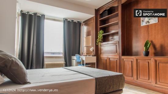 Habitación moderna en alquiler en el apartamento de 6 dormitorios en L'Eixample. - VALENCIA