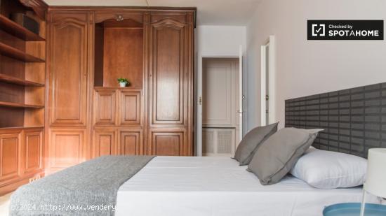 Habitación moderna en alquiler en el apartamento de 6 dormitorios en L'Eixample. - VALENCIA