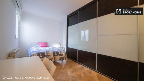 Habitación acogedora para mujeres en apartamento de 2 dormitorios en Malasaña - MADRID