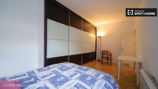 Habitación acogedora para mujeres en apartamento de 2 dormitorios en Malasaña - MADRID