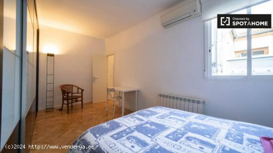 Habitación acogedora para mujeres en apartamento de 2 dormitorios en Malasaña - MADRID