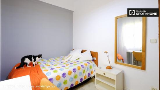 Habitación para profesionales y postgraduados en apartamento de 4 dormitorios cerca del parque El R