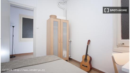 Habitación decorada con calefacción en un apartamento de 6 dormitorios, Eixample - BARCELONA