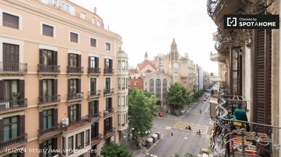 Acogedora habitación compartida en Carrer de Balmes - BARCELONA