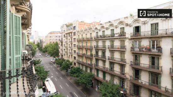 Acogedora habitación compartida en Carrer de Balmes - BARCELONA