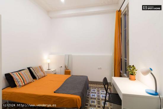 Acogedora habitación compartida en Carrer de Balmes - BARCELONA