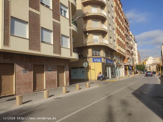 LOCAL MUY CENTRICO EN ESQUINA Y DIAFANO CON VARIAS ZONAS DE ESCAPARATE - ALBACETE