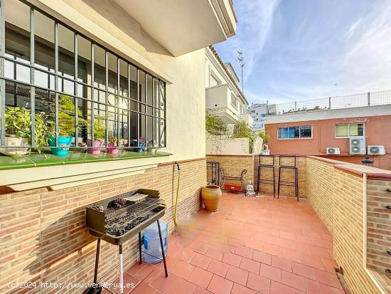 Amplia casa adosada con jardín privado y solárium, dentro de Estepona. - MALAGA