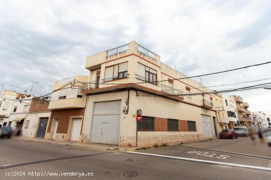 Casa esquinera de grandes dimensiones - TARRAGONA