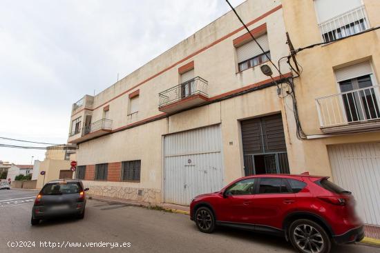 Casa esquinera de grandes dimensiones - TARRAGONA