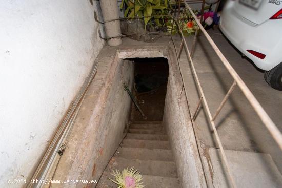 Casa esquinera de grandes dimensiones - TARRAGONA