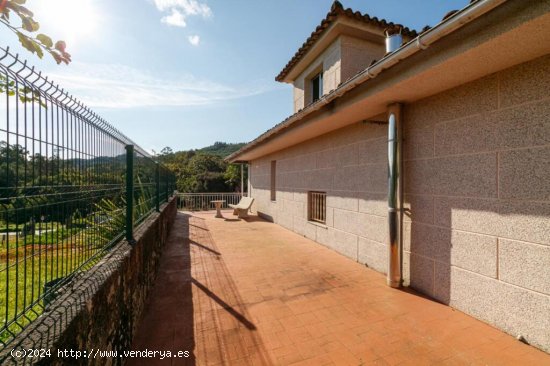 CASA DE DOS PLANTAS CON FINCA EN SOTOMAIOR