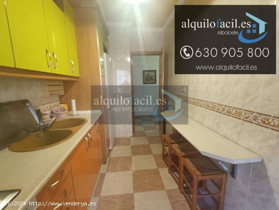 SE ALQUILA PISO EN C/ GRANADA DE 3 DORMITORIOS Y 1 BAÑO POR 700 €