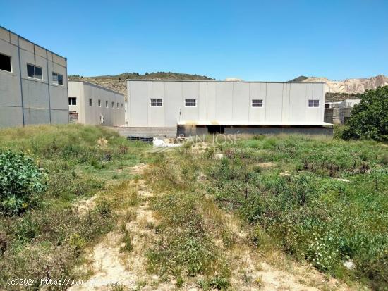 SE VENDE TERRENO INDUSTRIAL EN POLIGONO INDUSTRIAL HONDON DE LAS NIEVES - ALICANTE