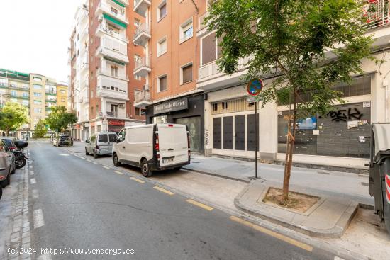  JUNTO AL COLEGIO SAN ISIDORO - GRANADA 