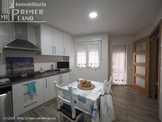 Se vende casa adosada semi-nueva junto a la avenida Juan Carlos I con excelentes calidades - CIUDAD 