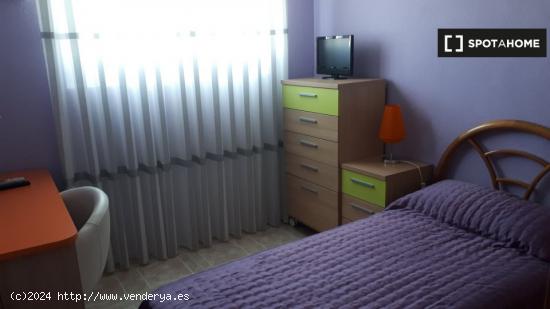 Se alquila habitación ordenada en apartamento de 3 dormitorios en Usera - MADRID