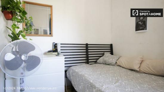 Relajante habitación con cómoda en piso compartido, Eixample - BARCELONA