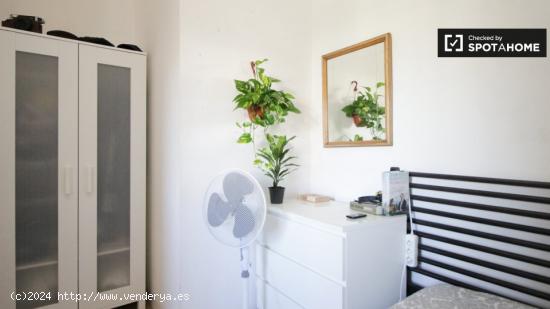 Relajante habitación con cómoda en piso compartido, Eixample - BARCELONA