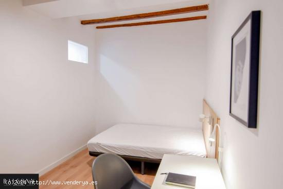 ¡Habitaciones en alquiler en un apartamento de 5 habitaciones en Barcelona! - BARCELONA