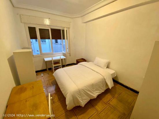 Se alquila habitación en piso de 5 dormitorios en Ríos Rosas, Madrid - MADRID