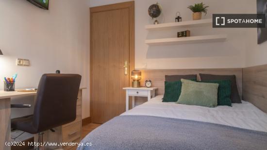 ¡Se alquila habitación en Piso de 11 habitaciones en Madrid! - MADRID