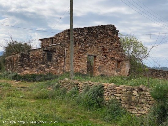 Finca a rehabilitar con agua y luz en entorno idílico