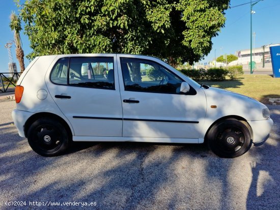 Volkswagen Polo 1.4 80 CV CINCO PUERTAS CERTIFICADO DE KILOMETROS Y CARROCERIA - Malaga