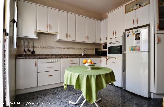 Oportunidad ideal para residencia con 6 dormitorios y 2 garajes en Huércal de Almería - ALMERIA