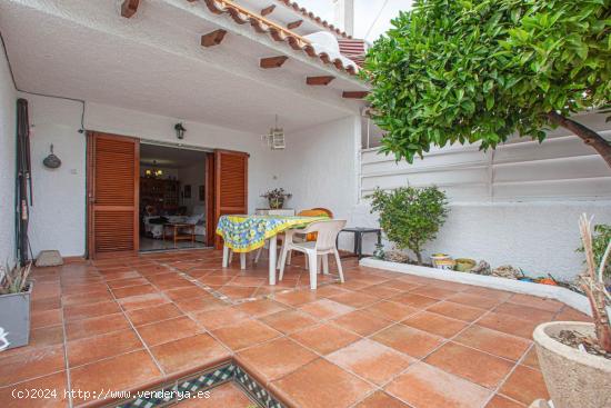  CASA ADOSADA  EN EL BARRIO MARITIMO DE COMARRUGA - TARRAGONA 