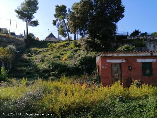  Terreno  de 980 m2 en Vallirana, acceso a dos calles con refugio - BARCELONA 