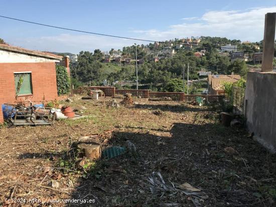 Terreno  de 980 m2 en Vallirana, acceso a dos calles con refugio - BARCELONA