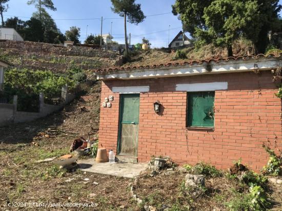 Terreno  de 980 m2 en Vallirana, acceso a dos calles con refugio - BARCELONA