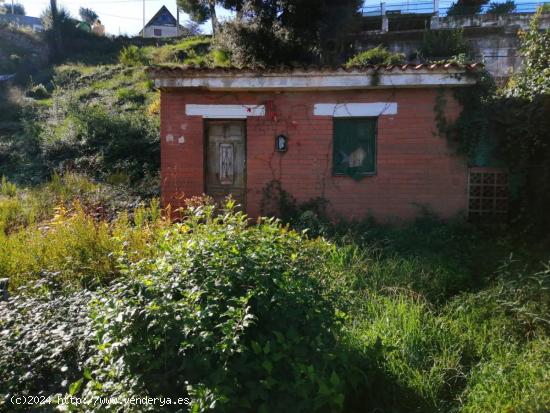 Terreno  de 980 m2 en Vallirana, acceso a dos calles con refugio - BARCELONA