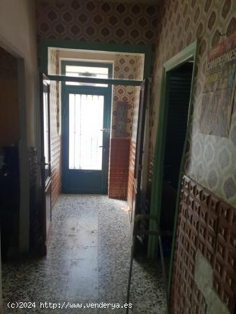 VENTA DE BAJOS DE CASA DE 120M2 A UN PASO DEL CENTRO - ALICANTE