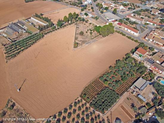 SE VENDE CASA CON TERRENO EN LAS LOMAS DEL ALBUJÓN - MURCIA