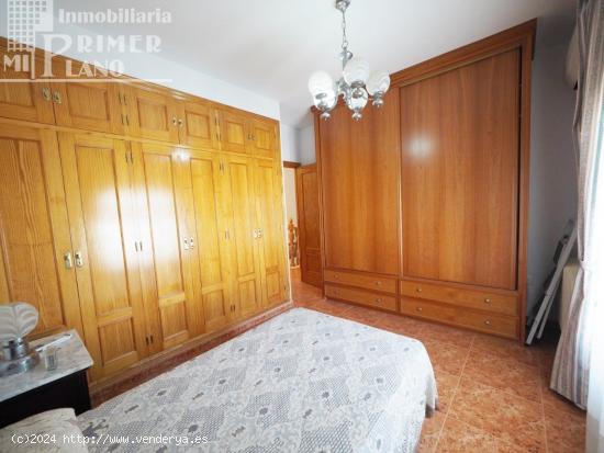 *Vivienda, en esquina, con 2 plantas, por c/Asturias, de 3 dorm, 2 baños, garaje y terraza, 97.000