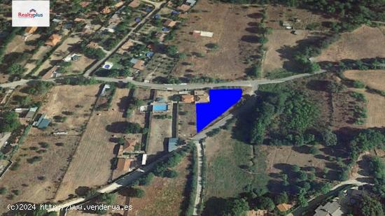 103-Solar con una superficie de 856 m², situado en la localidad de Navaluenga, provincia de Ávila.