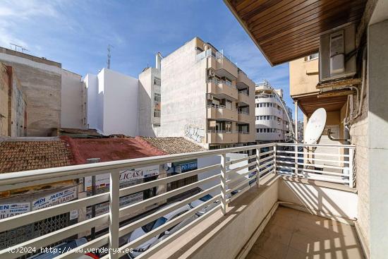 APARTAMENTO DE 5 DORMITORIOS A 200 METROS DEL MAR - ZONA TORREVIEJA CENTRO - - ALICANTE