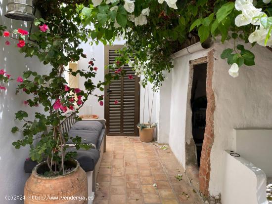 Casa de pueblo con amplio patio, terraza y apartamento con licencia vacacional - BALEARES