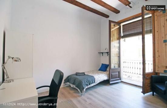 Habitación animada con balcón en el apartamento compartido, Barri Gòtic - BARCELONA