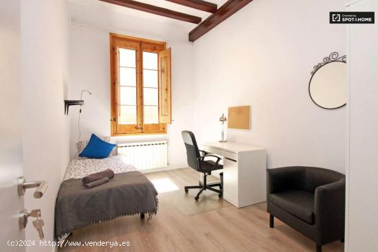 Se alquila habitación con armario independiente en el piso compartido, Barri Gòtic - BARCELONA