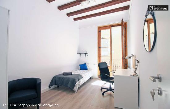 Dormitorio con balcón en piso compartido, Barri Gòtic - BARCELONA