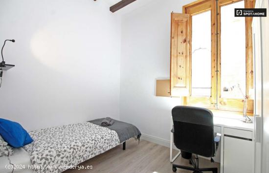  Dormitorio con ventana con vista a la calle en piso compartido, Barri Gòtic - BARCELONA 