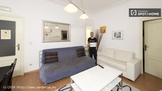 Habitación amueblada en piso compartido en Latina con escritorio - MADRID