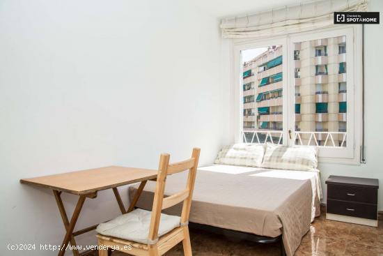  Habitación luminosa con ventana con vistas a la calle en un apartamento de 3 dormitorios, Eixample  